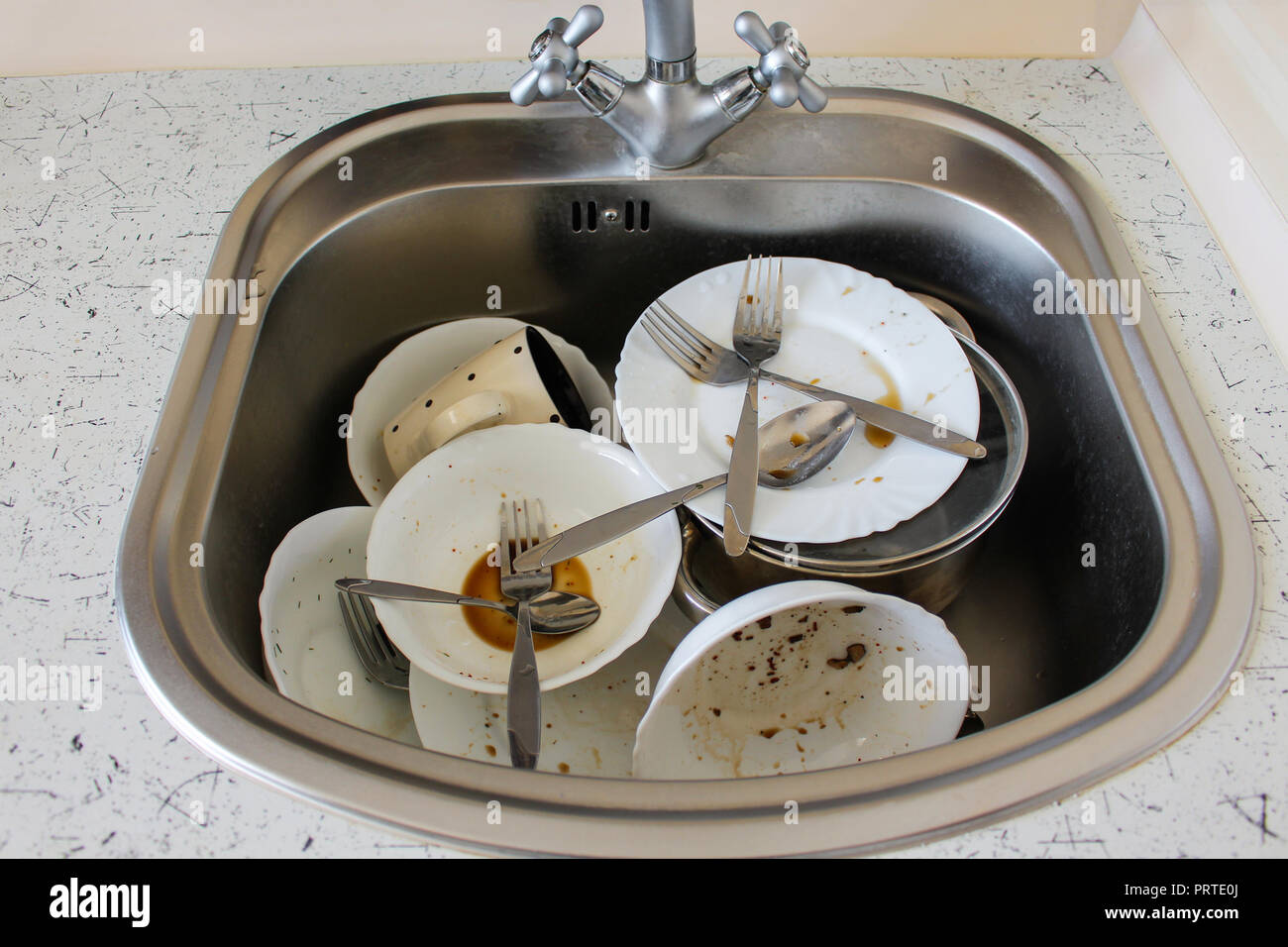I piatti sporchi: piastre, coppa, forchette, cucchiai nel lavandino Foto Stock