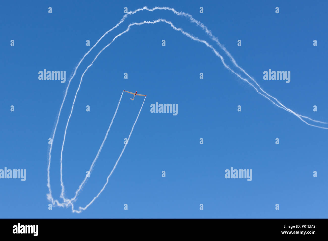 Avviare & societé Flug H-101 Salto aliante modificato con il motore di un jet aggiunto esegue un display di volo con pilota Bob Carlton. Foto Stock