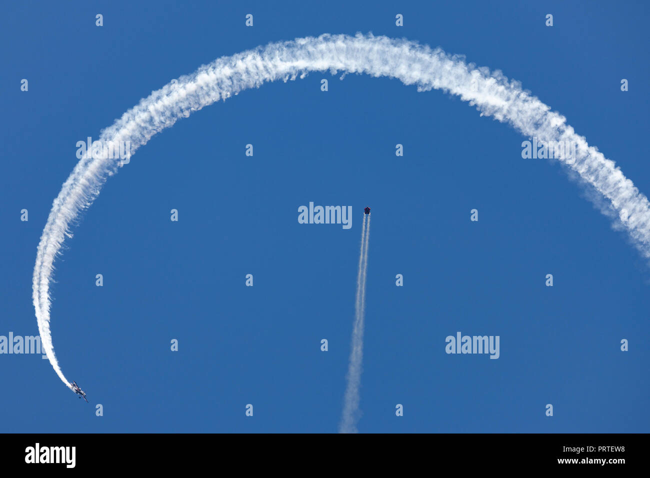 Melissa Andrzejewski battenti un bordo 540 aerei acrobatici attorno tuta alare flyer Rex Pemberton. Foto Stock