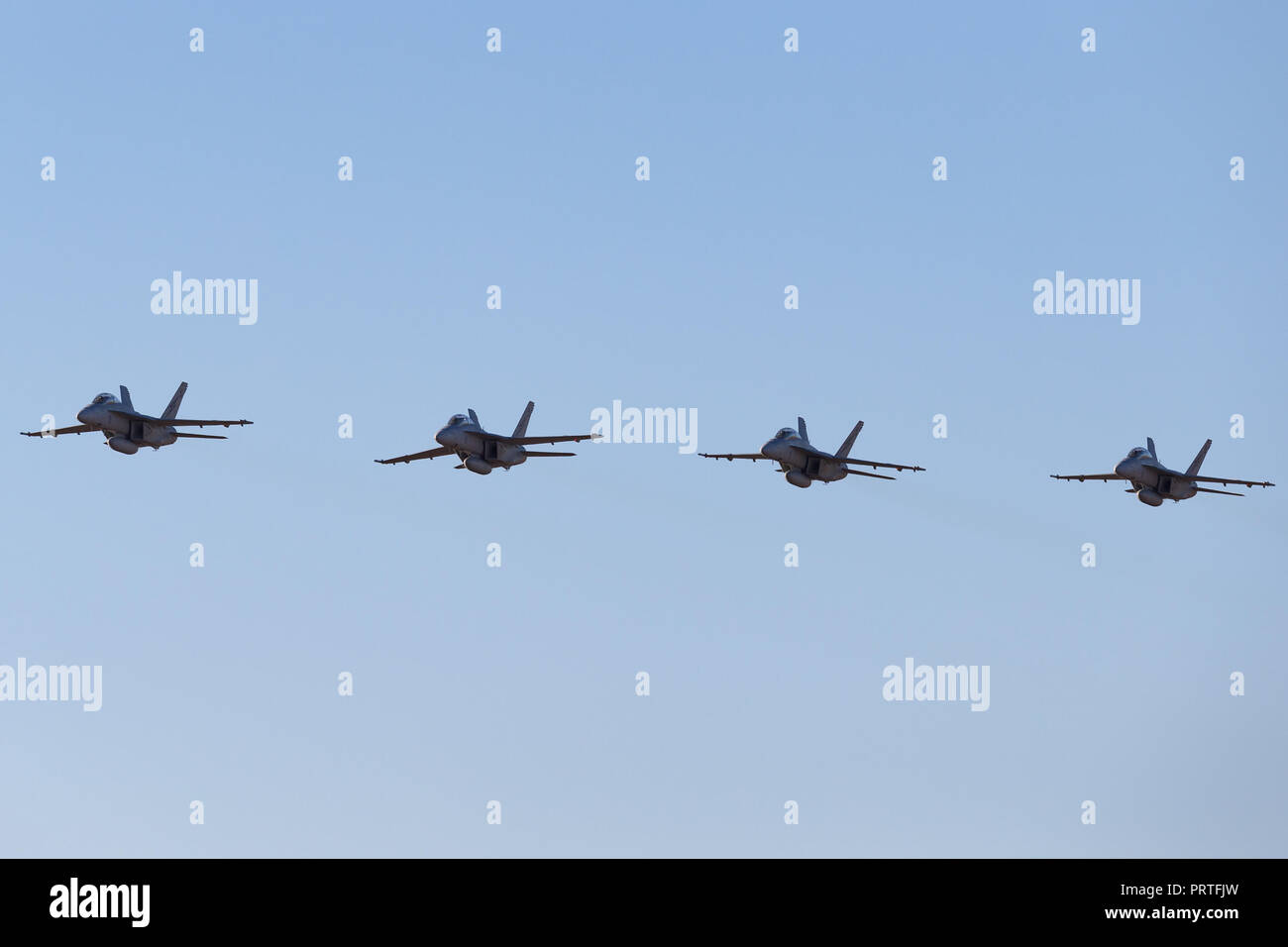 Quattro Royal Australian Air Force (RAAF) Boeing F/A-18F Super Hornet multirole fighter aircraft volare in formazione. Foto Stock