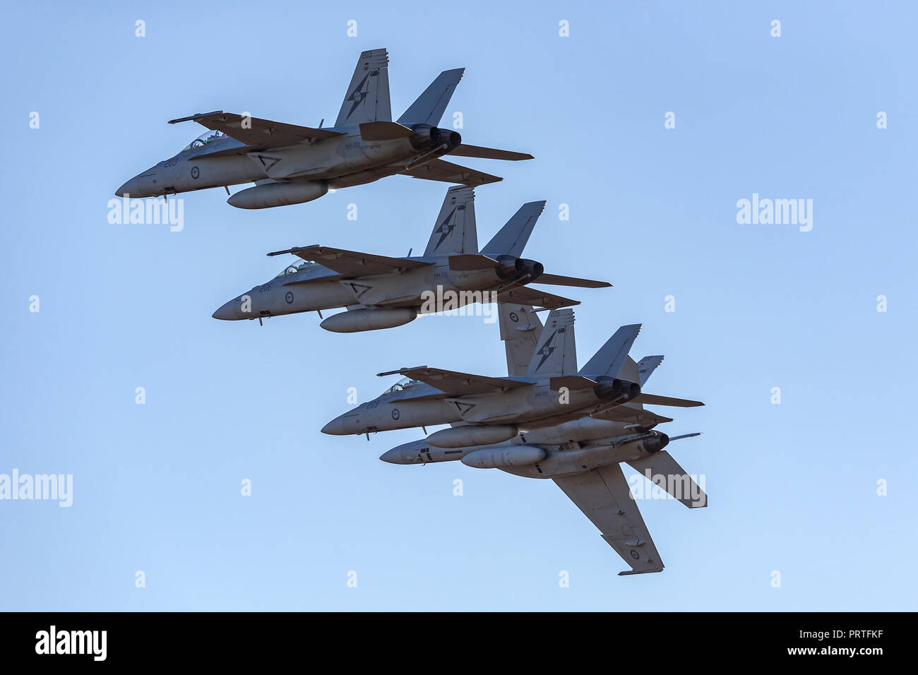 Quattro Royal Australian Air Force (RAAF) Boeing F/A-18F Super Hornet multirole fighter aircraft volare in formazione. Foto Stock