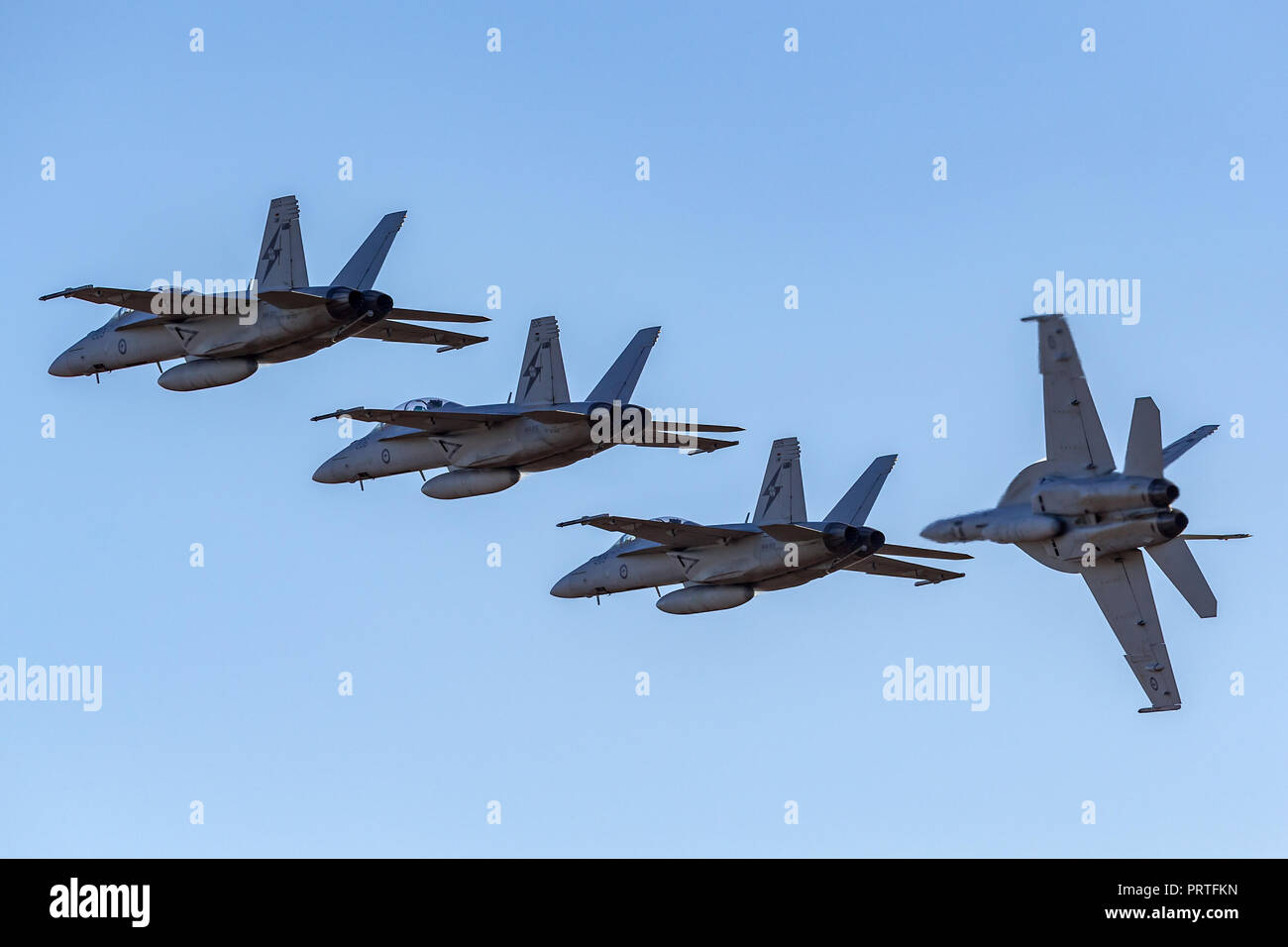 Quattro Royal Australian Air Force (RAAF) Boeing F/A-18F Super Hornet multirole fighter aircraft volare in formazione. Foto Stock