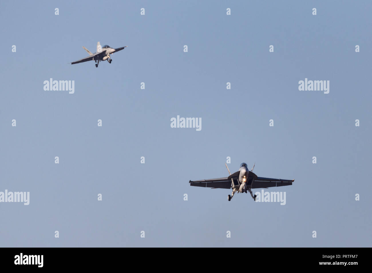 Due Royal Australian Air Force (RAAF) Boeing F/A-18F Super Hornet multirole fighter aircraft in avvicinamento alla terra. Foto Stock