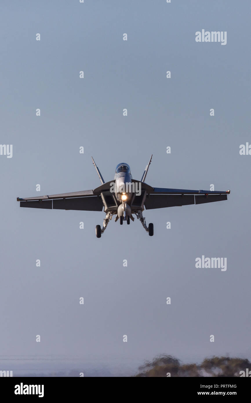 Un Royal Australian Air Force (RAAF) Boeing F/A-18F Super Hornet multirole fighter aircraft in avvicinamento alla terra. Foto Stock