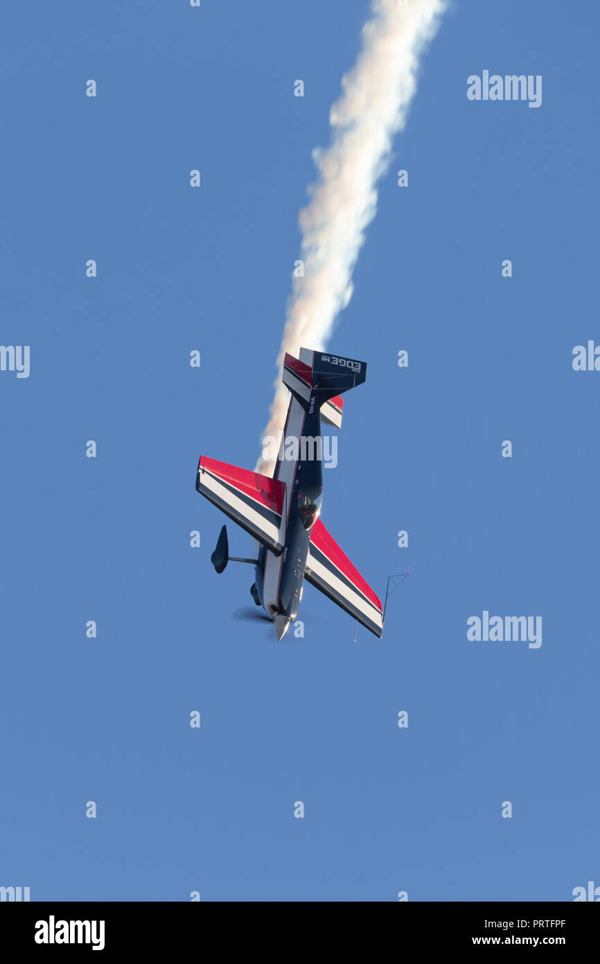 Melissa Andrzejewski battenti un bordo 540 velivolo acrobatico. Foto Stock