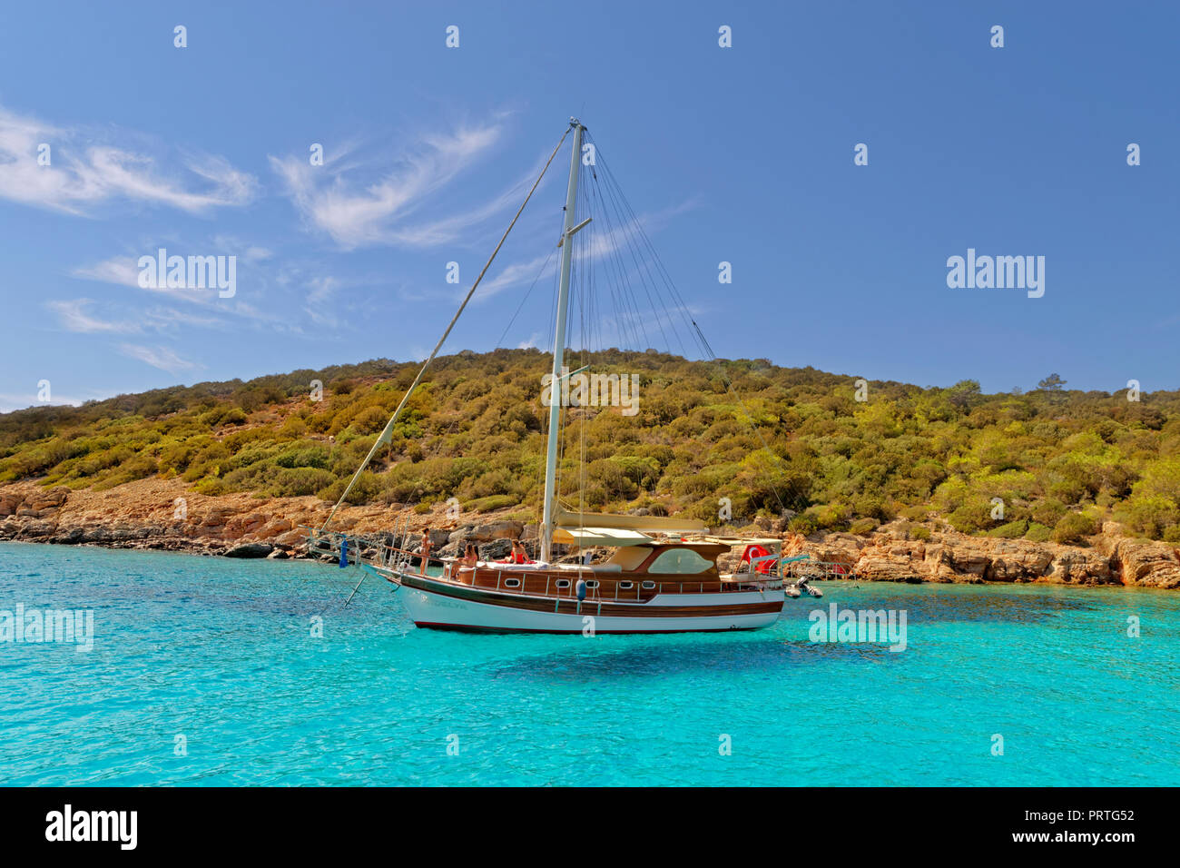 Caicco barca ormeggiata a Poyraz bay sull'isola Karaada (Isola nera) Vicino Bodrum nella Provincia di Mugla, Turchia. Foto Stock