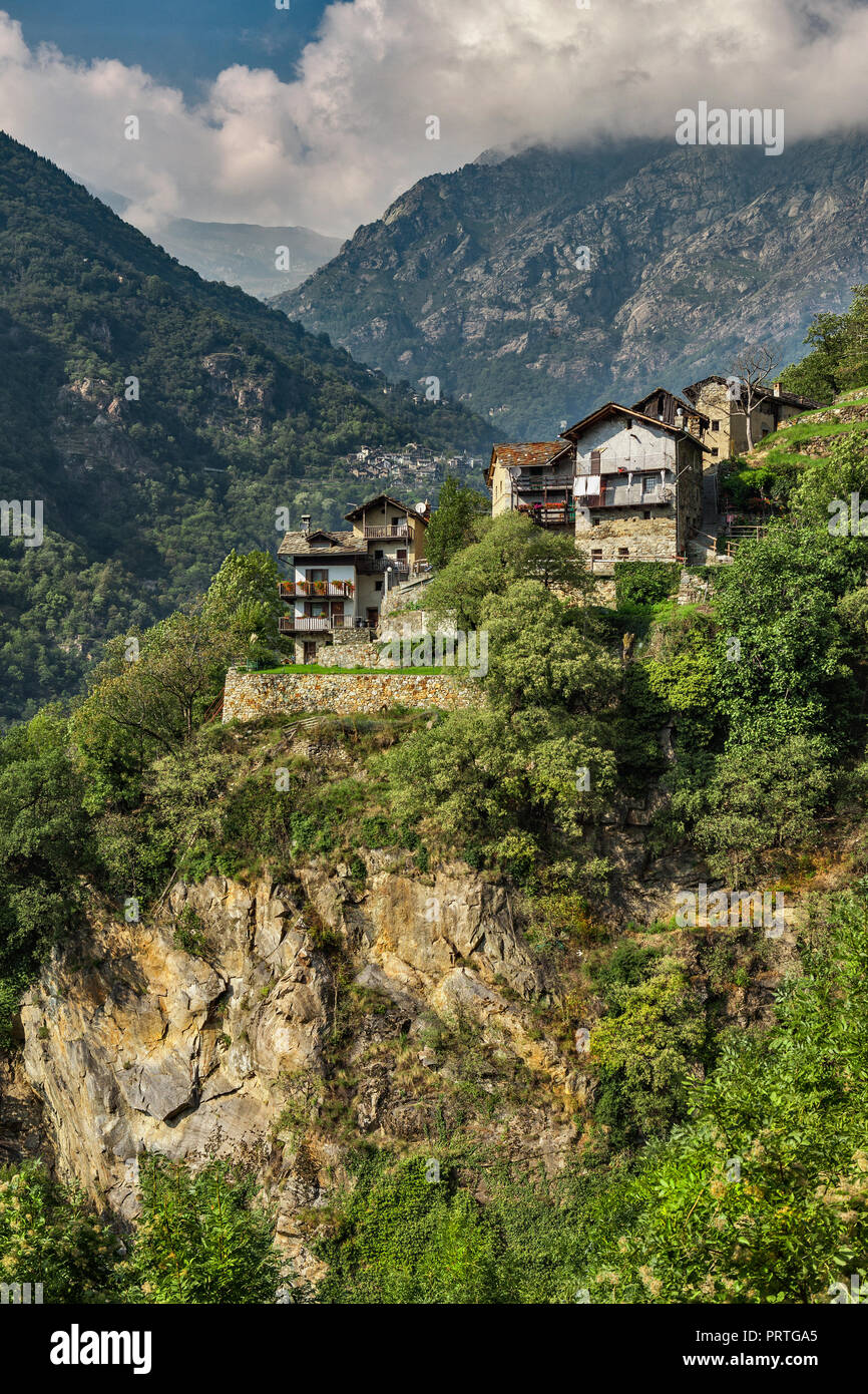 Alpine piccolo villaggio in Valle d'Aosta Foto Stock