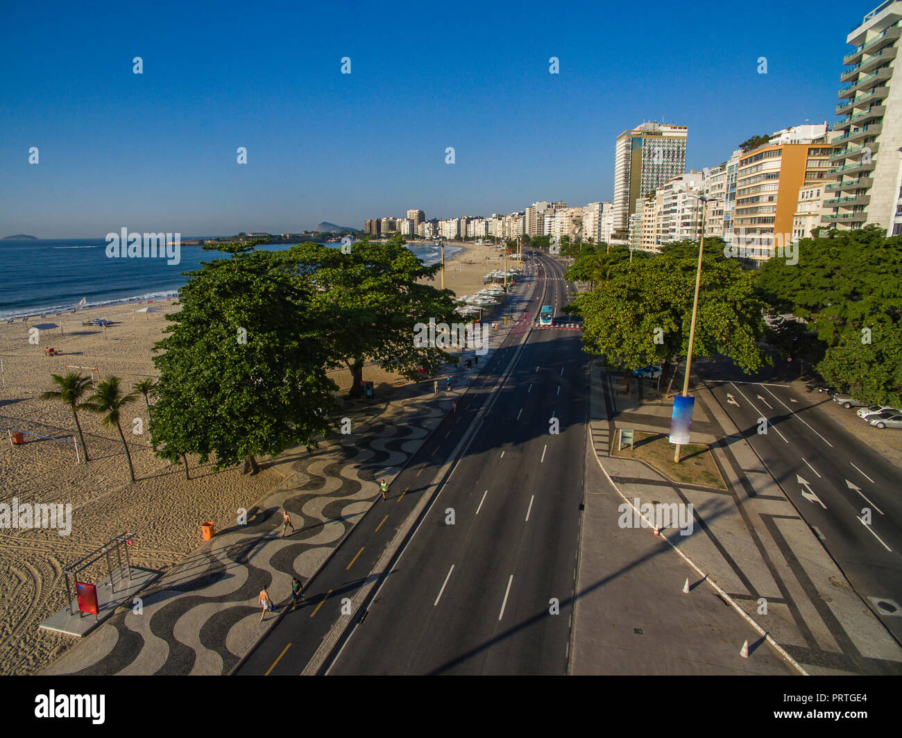 La città è meravigliosa. Famosa spiaggia. Sulla spiaggia di Copacabana, Atlantic Avenue, famoso lungomare della spiaggia di Copacabana con alberi - Rio de Janeiro in Brasile Foto Stock