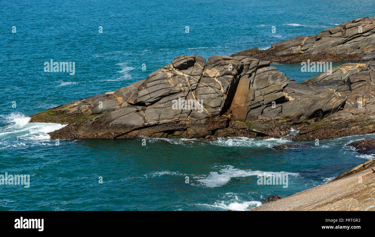 Interessante il rock sembra faccia animale. Pietre che guarda come animali, coccodrillo o in coccodrillo. La roccia è simile a un coccodrillo o in coccodrillo. Foto Stock