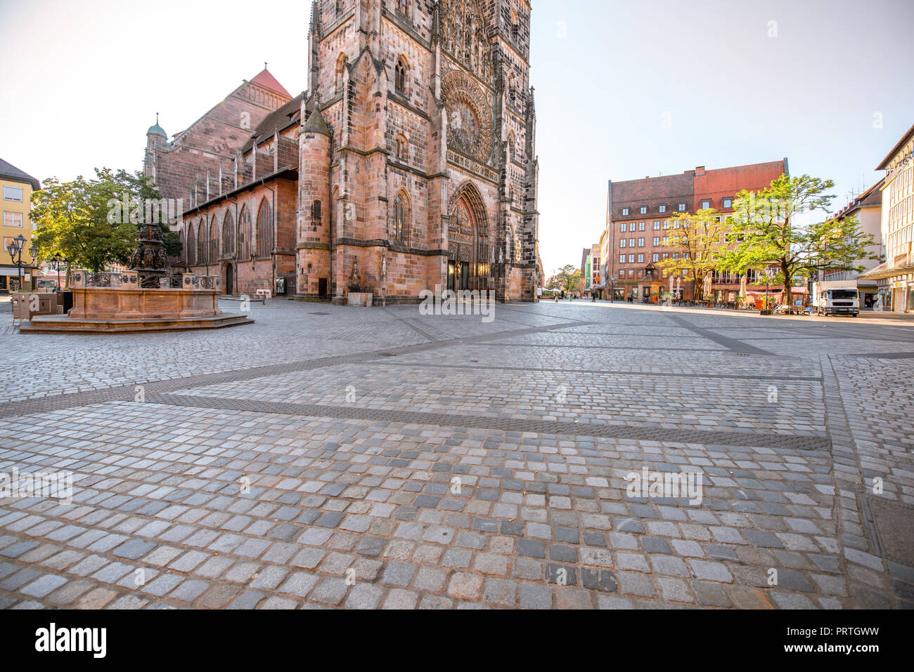 Vista la mattina sul san lorenzo cattedrale nella città vecchia di Norimberga, Germania Foto Stock