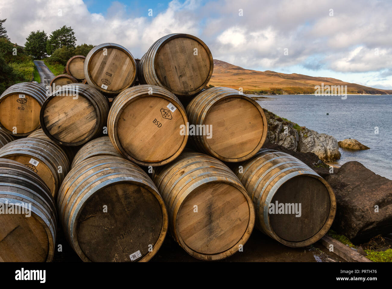 Botti di Sherry al di fuori della distilleria Bunnahabhain vicino a Port Askaig sull'isola delle Ebridi di Islay Foto Stock