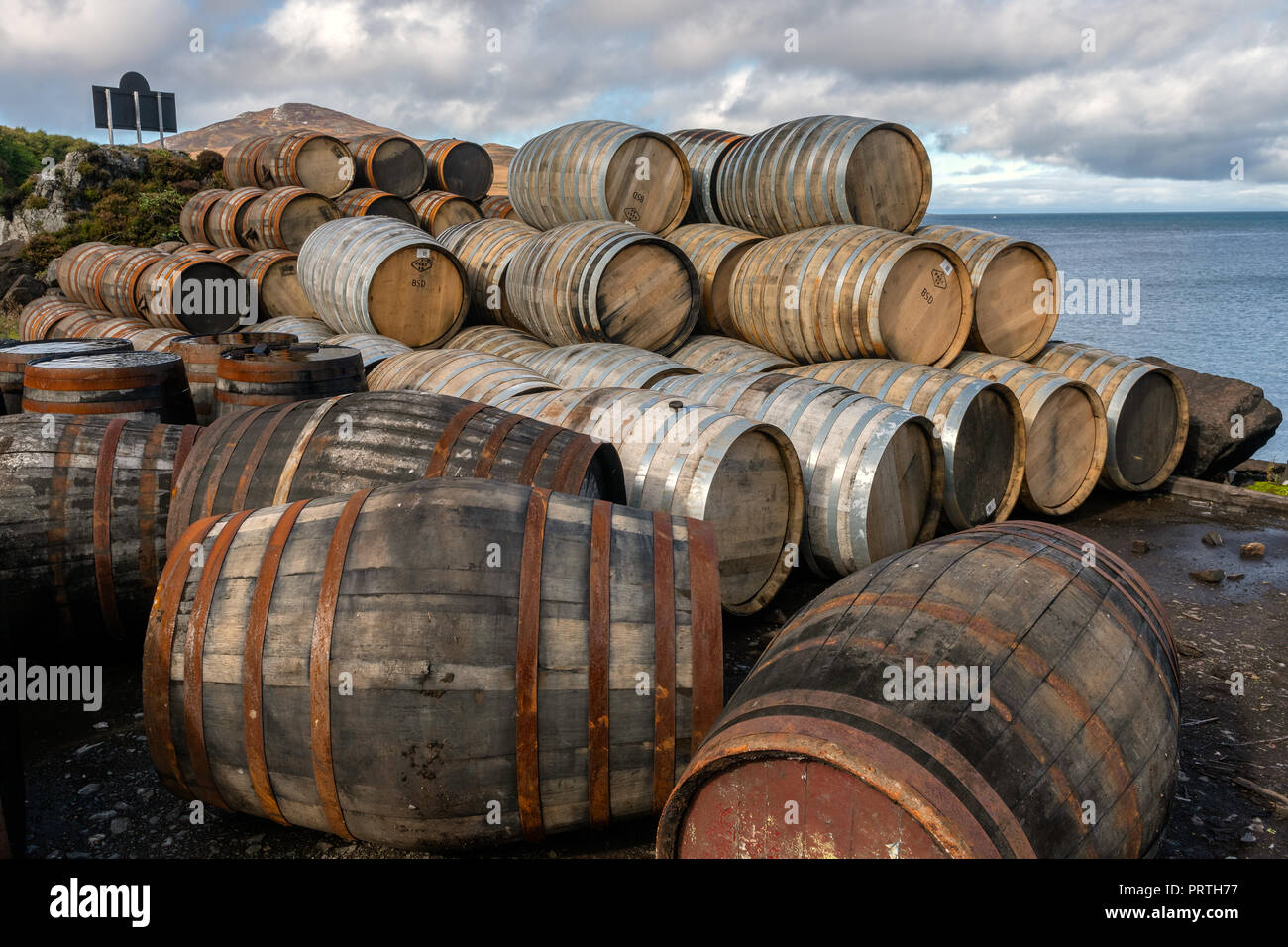 Botti di Sherry al di fuori della distilleria Bunnahabhain vicino a Port Askaig sull'isola delle Ebridi di Islay Foto Stock