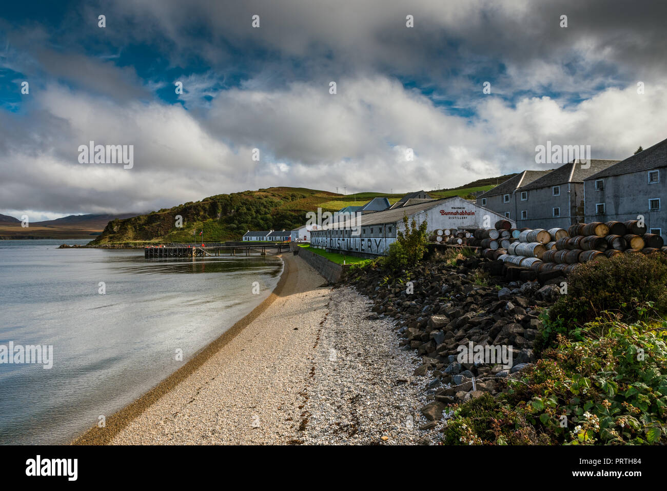 La Distilleria Bunnahabhain vicino a Port Askaig sull'isola delle Ebridi di Islay Foto Stock