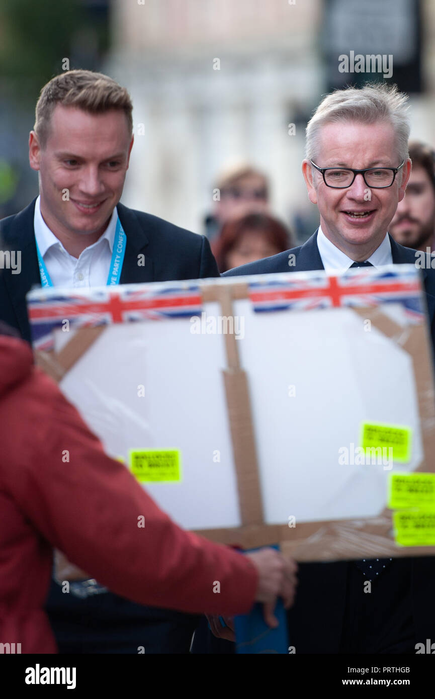 Broad Street, Birmingham, Regno Unito. Il 2 ottobre 2018. Michael Gove è di fronte ad un anti Brexit protester come egli lascia la ICC Partito Conservatore confere Foto Stock