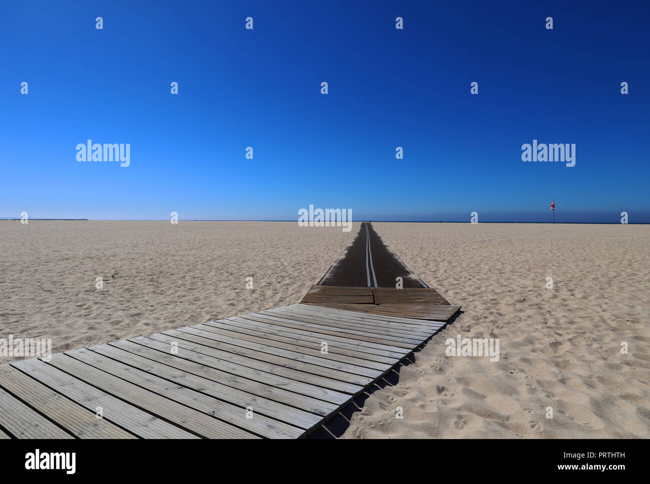 Mattina immagine raffigurante una pista ciclabile sulla grande spiaggia sabbiosa di Figueira da Foz in Portogallo centrale Foto Stock