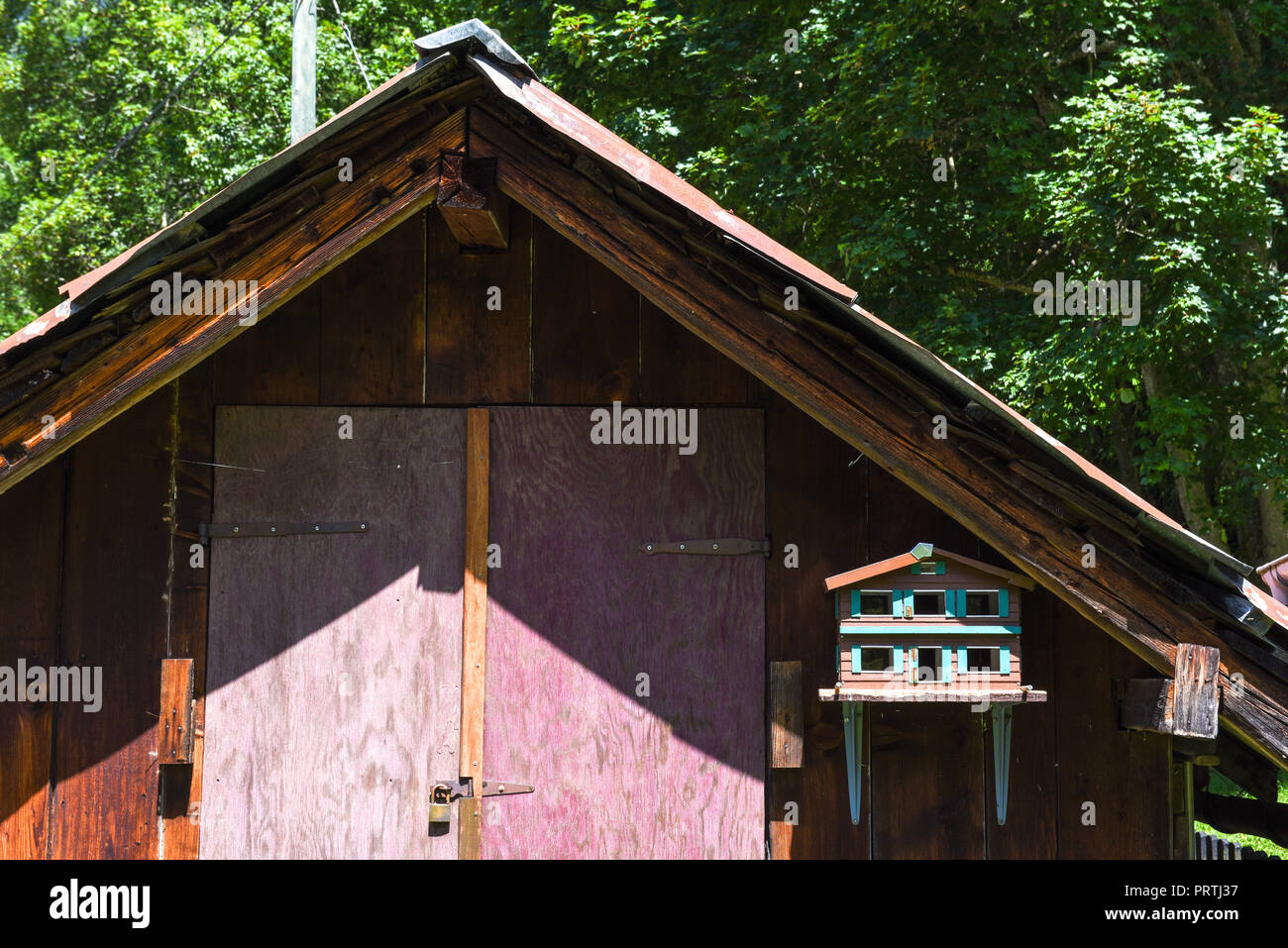 Arrotino manuale su una casa in legno su Engelgerg sulle alpi svizzere Foto Stock