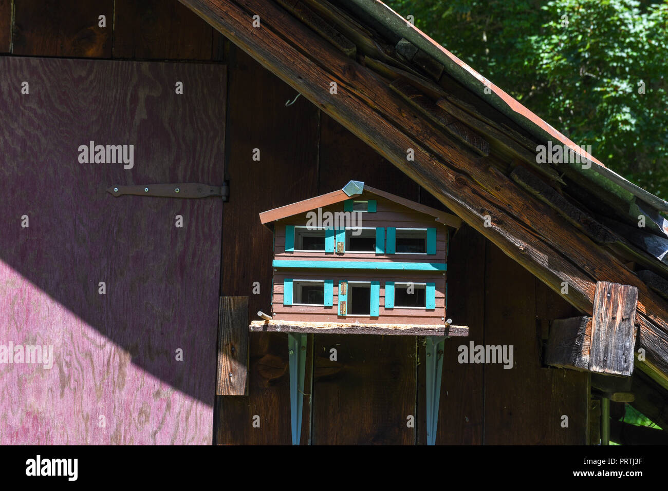 Arrotino manuale su una casa in legno su Engelgerg sulle alpi svizzere Foto Stock