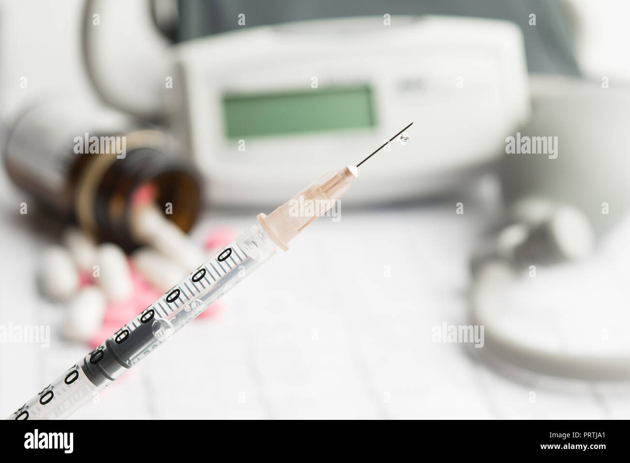 Goccia sulla siringa ago per la pressione sanguigna concetto concetto medico Foto Stock