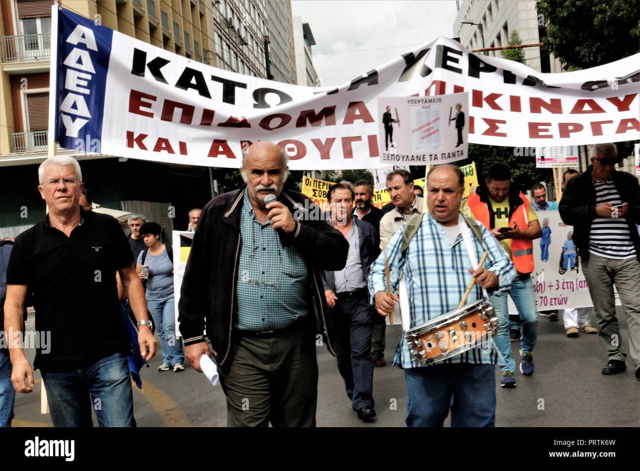 Raccordi greco chiedono una migliore prestazioni per impieghi pericolosi e retribuzioni migliori. (Foto di Eleni Paroglou / Pacific Stampa) Foto Stock