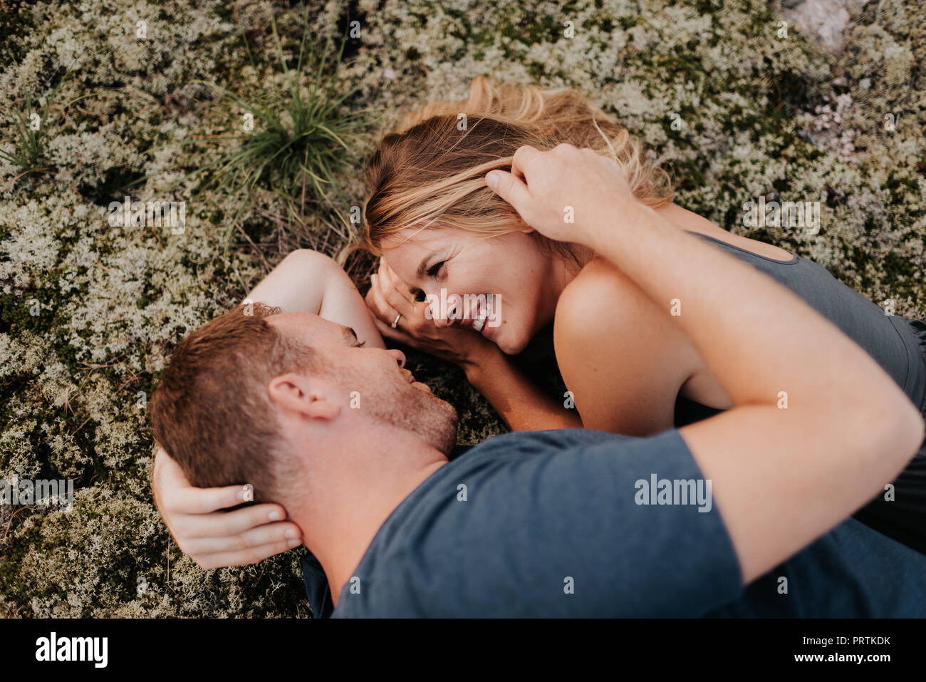 Coppia giacendo su moss Foto Stock
