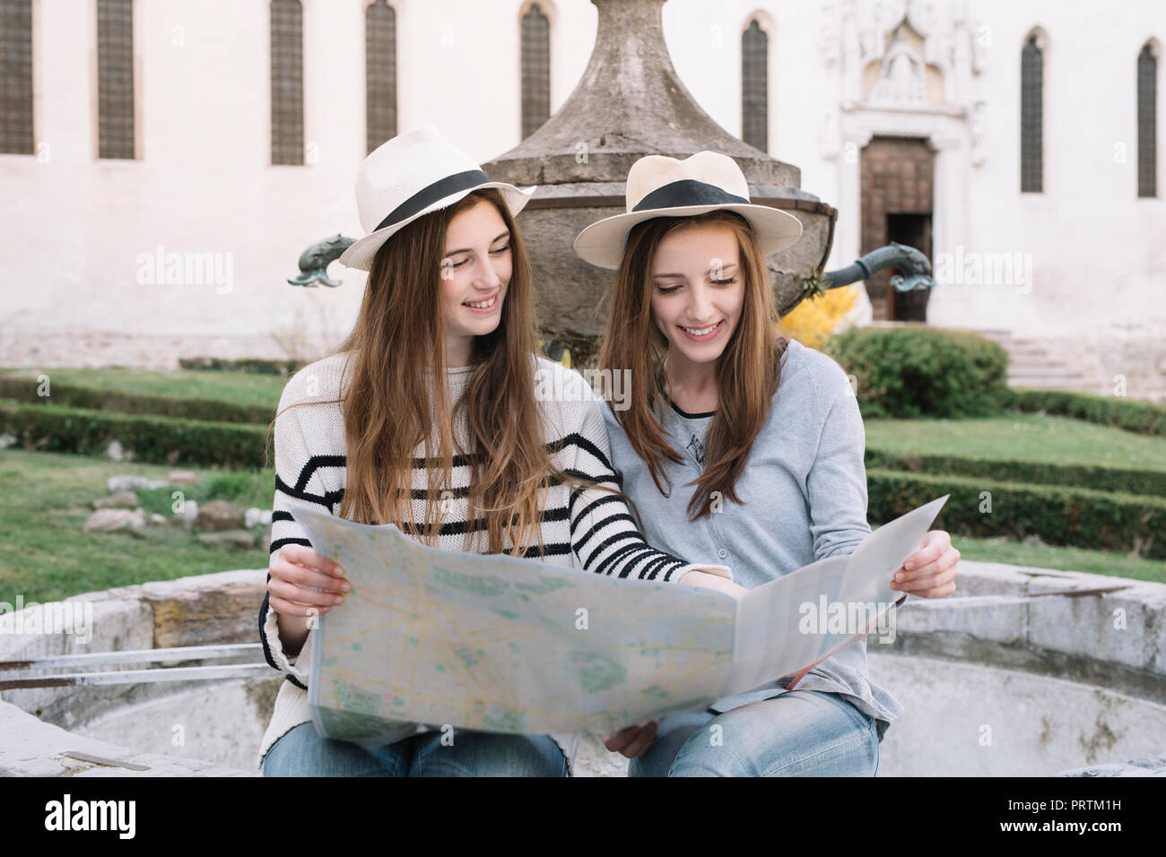 Lettura fidanzate mappa stradale in piazza, Belluno, Veneto, Italia Foto Stock