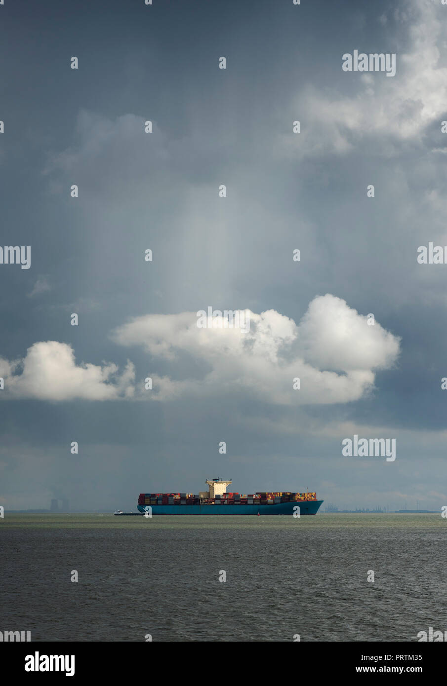 Il cloud su container sul Westerschelde, Waarde, Zeeland, Paesi Bassi Foto Stock
