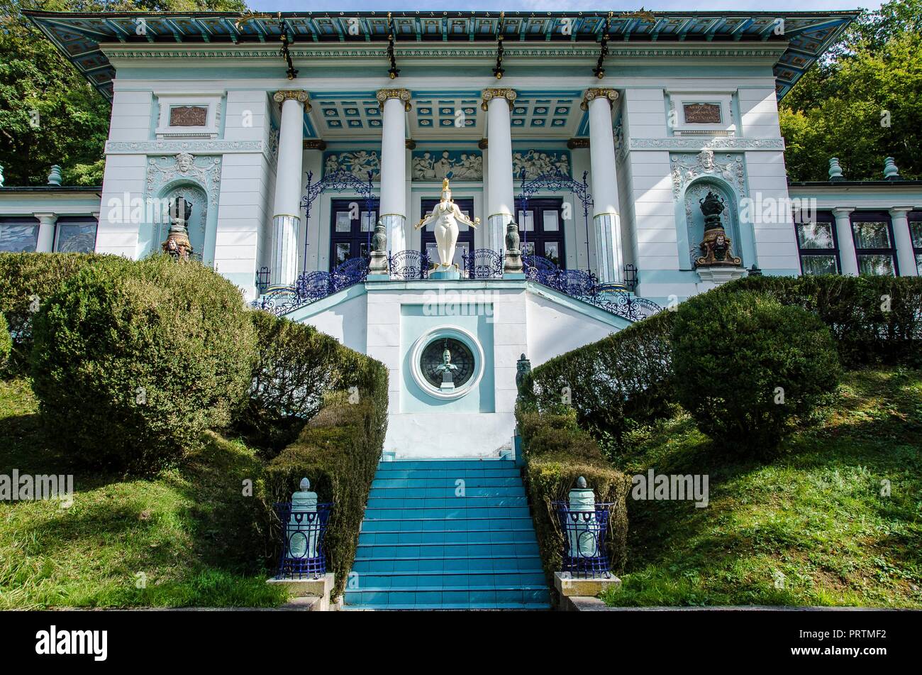 Le opere di Ernst Fuchs, uno dei principali rappresentanti della scuola viennese del Realismo Fantastico, può essere visto nella magnifica villa in stile Art Nouveau Foto Stock