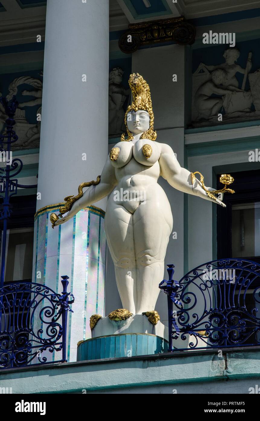 Le opere di Ernst Fuchs, uno dei principali rappresentanti della scuola viennese del Realismo Fantastico, può essere visto nella magnifica villa in stile Art Nouveau Foto Stock