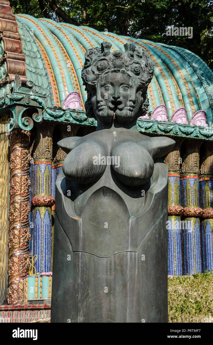 Le opere di Ernst Fuchs, uno dei principali rappresentanti della scuola viennese del Realismo Fantastico, può essere visto nella magnifica villa in stile Art Nouveau Foto Stock