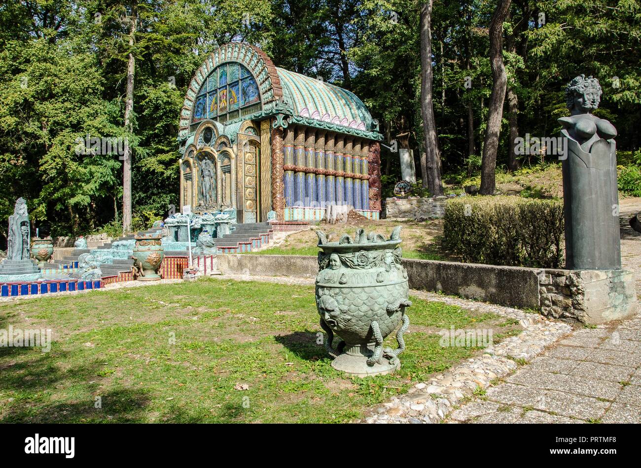 Le opere di Ernst Fuchs, uno dei principali rappresentanti della scuola viennese del Realismo Fantastico, può essere visto nella magnifica villa in stile Art Nouveau Foto Stock