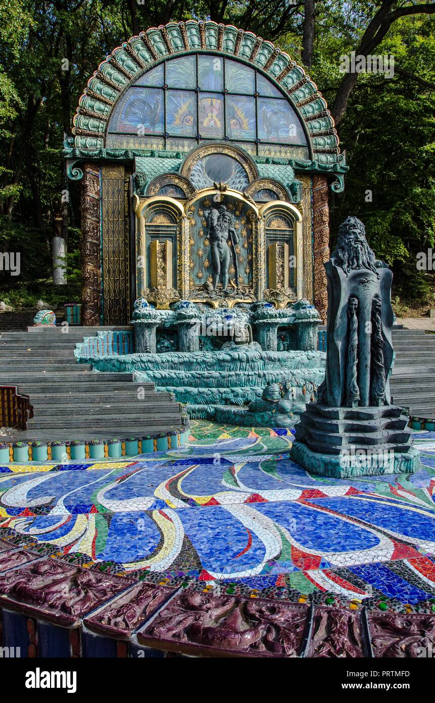 Le opere di Ernst Fuchs, uno dei principali rappresentanti della scuola viennese del Realismo Fantastico, può essere visto nella magnifica villa in stile Art Nouveau Foto Stock