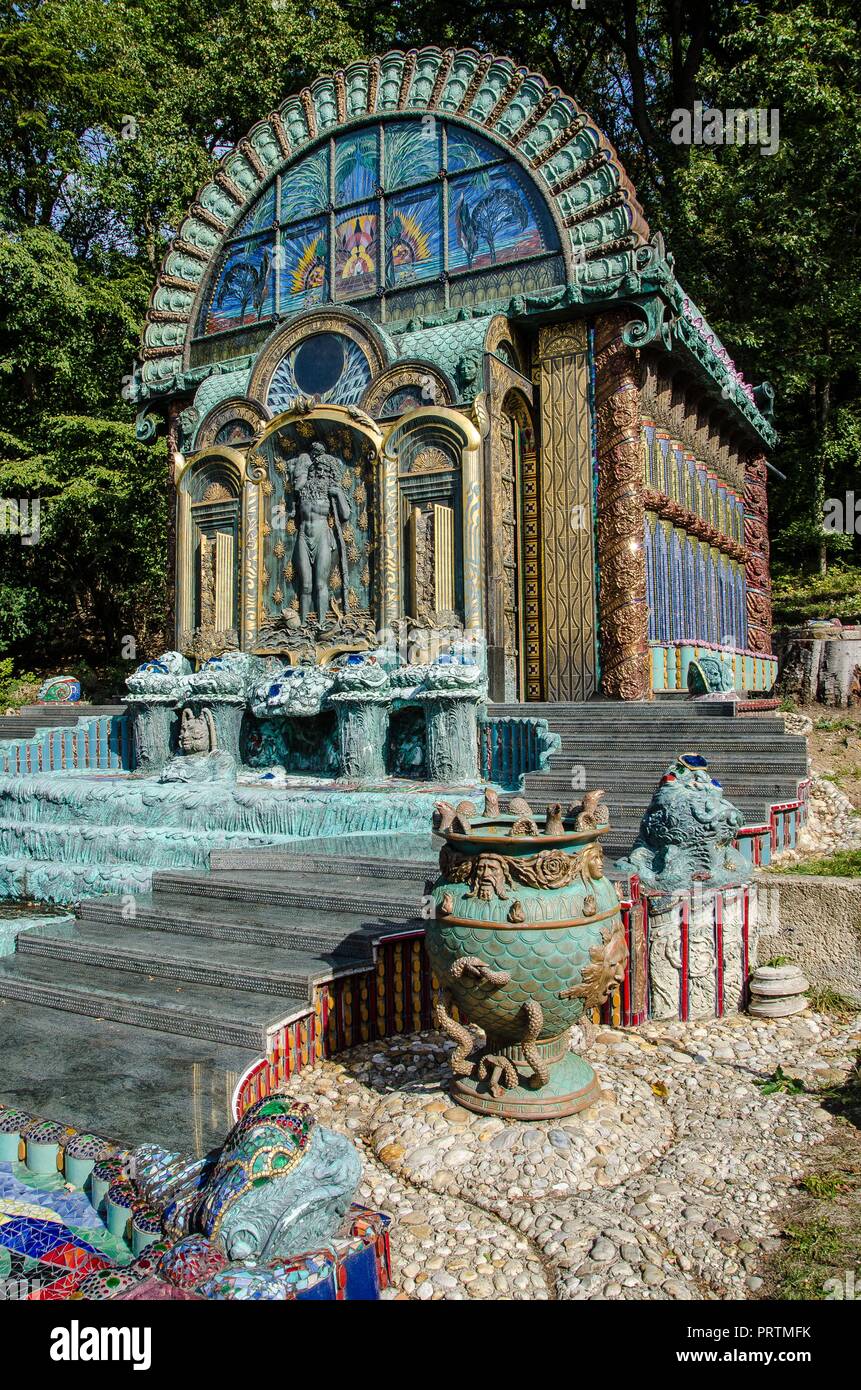 Le opere di Ernst Fuchs, uno dei principali rappresentanti della scuola viennese del Realismo Fantastico, può essere visto nella magnifica villa in stile Art Nouveau Foto Stock