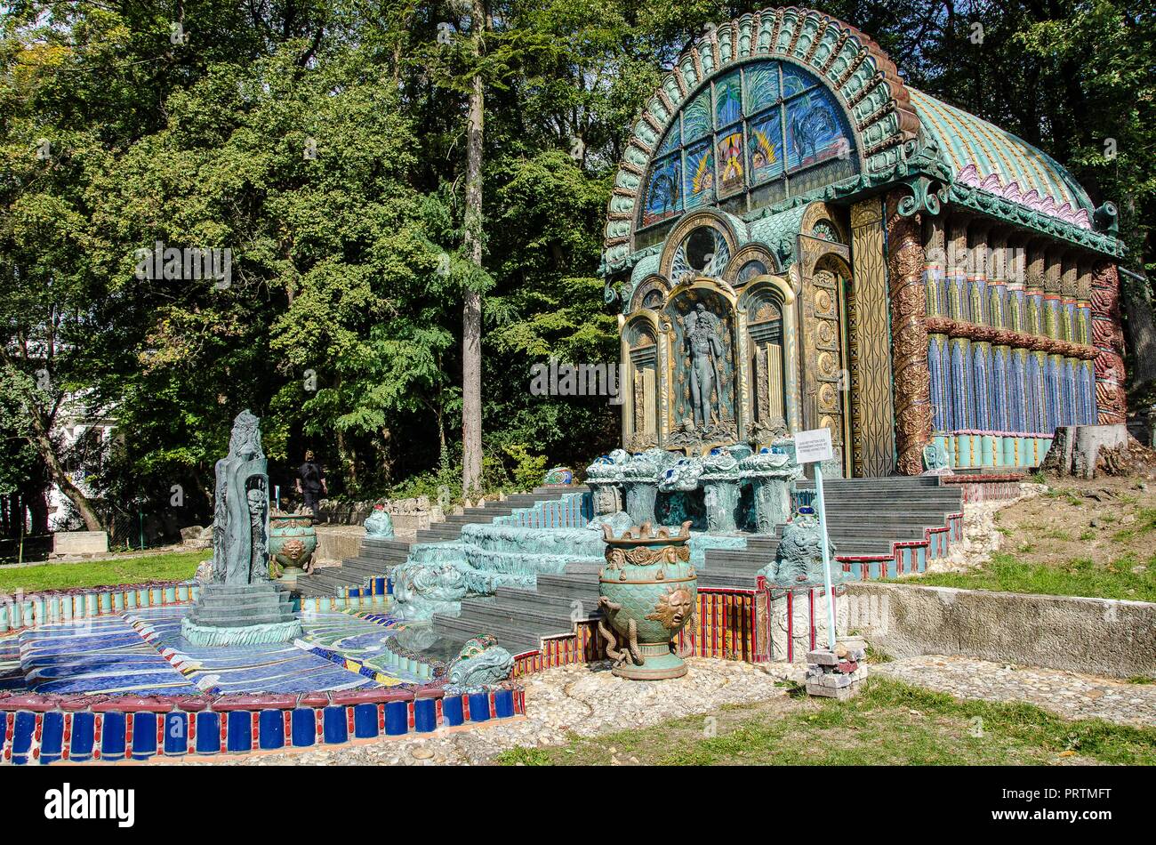 Le opere di Ernst Fuchs, uno dei principali rappresentanti della scuola viennese del Realismo Fantastico, può essere visto nella magnifica villa in stile Art Nouveau Foto Stock