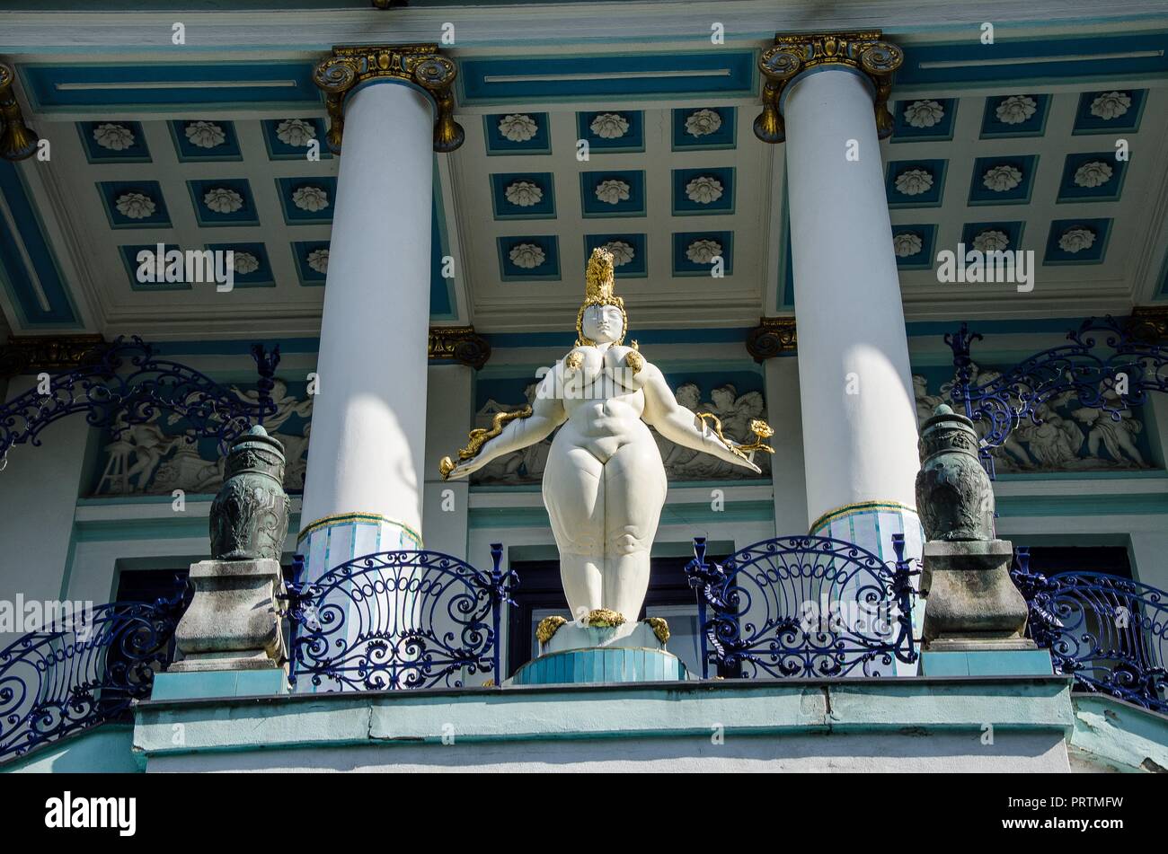 Le opere di Ernst Fuchs, uno dei principali rappresentanti della scuola viennese del Realismo Fantastico, può essere visto nella magnifica villa in stile Art Nouveau Foto Stock