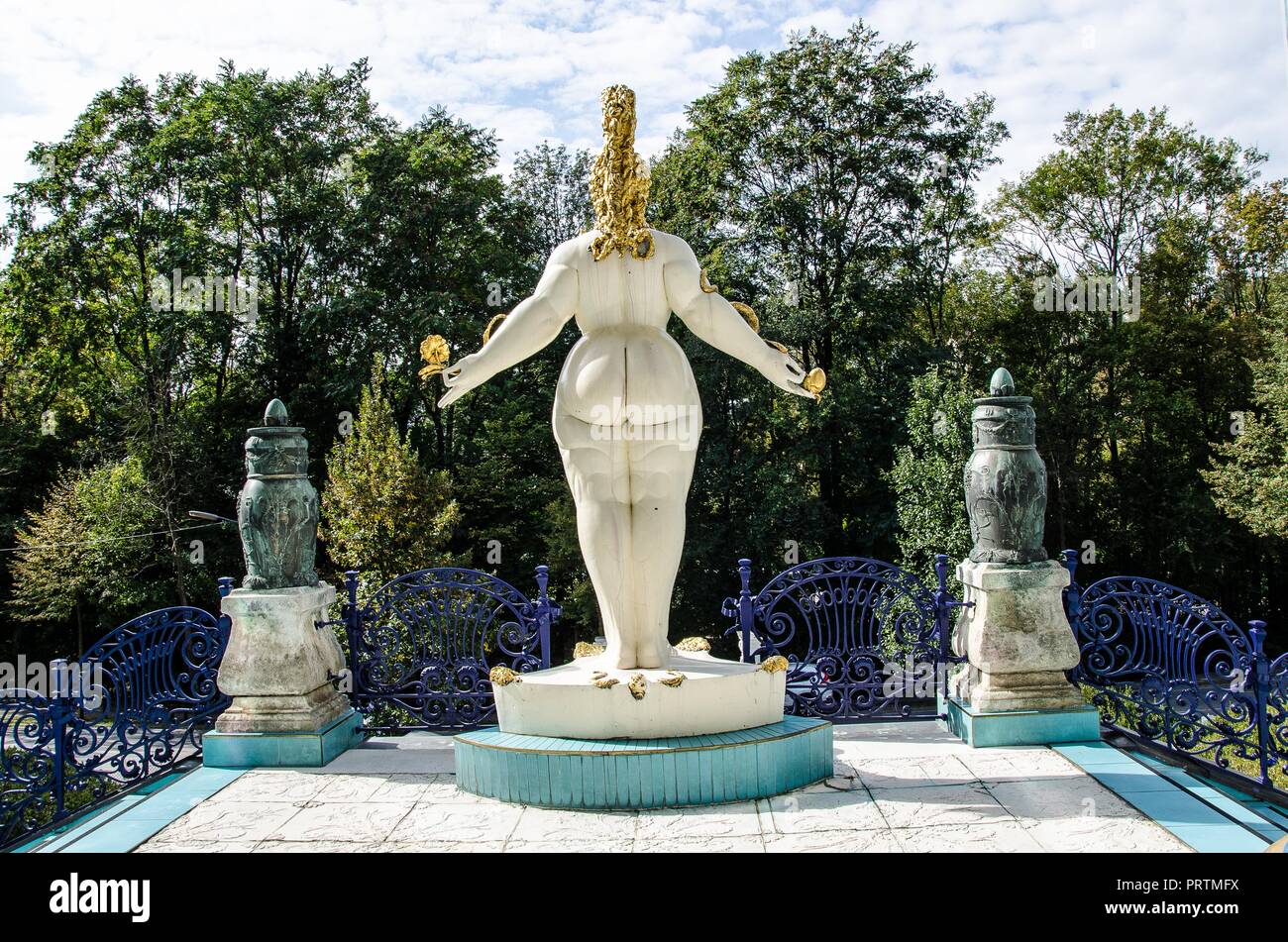 Le opere di Ernst Fuchs, uno dei principali rappresentanti della scuola viennese del Realismo Fantastico, può essere visto nella magnifica villa in stile Art Nouveau Foto Stock