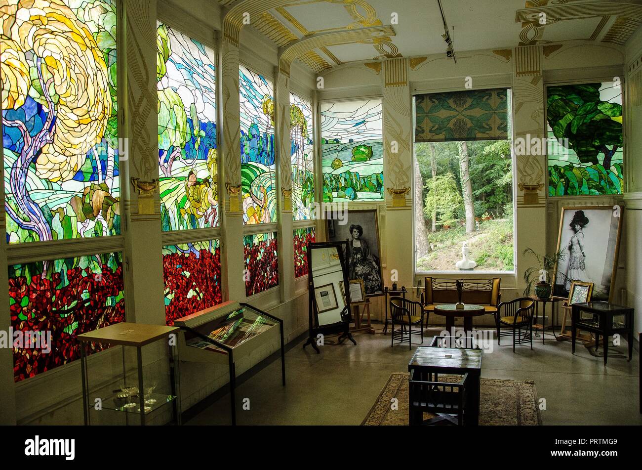 Le opere di Ernst Fuchs, uno dei principali rappresentanti della scuola viennese del Realismo Fantastico, può essere visto nella magnifica villa in stile Art Nouveau Foto Stock