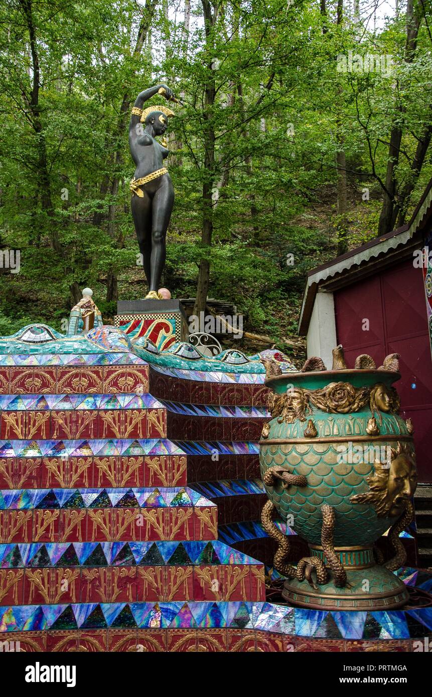 Le opere di Ernst Fuchs, uno dei principali rappresentanti della scuola viennese del Realismo Fantastico, può essere visto nella magnifica villa in stile Art Nouveau Foto Stock