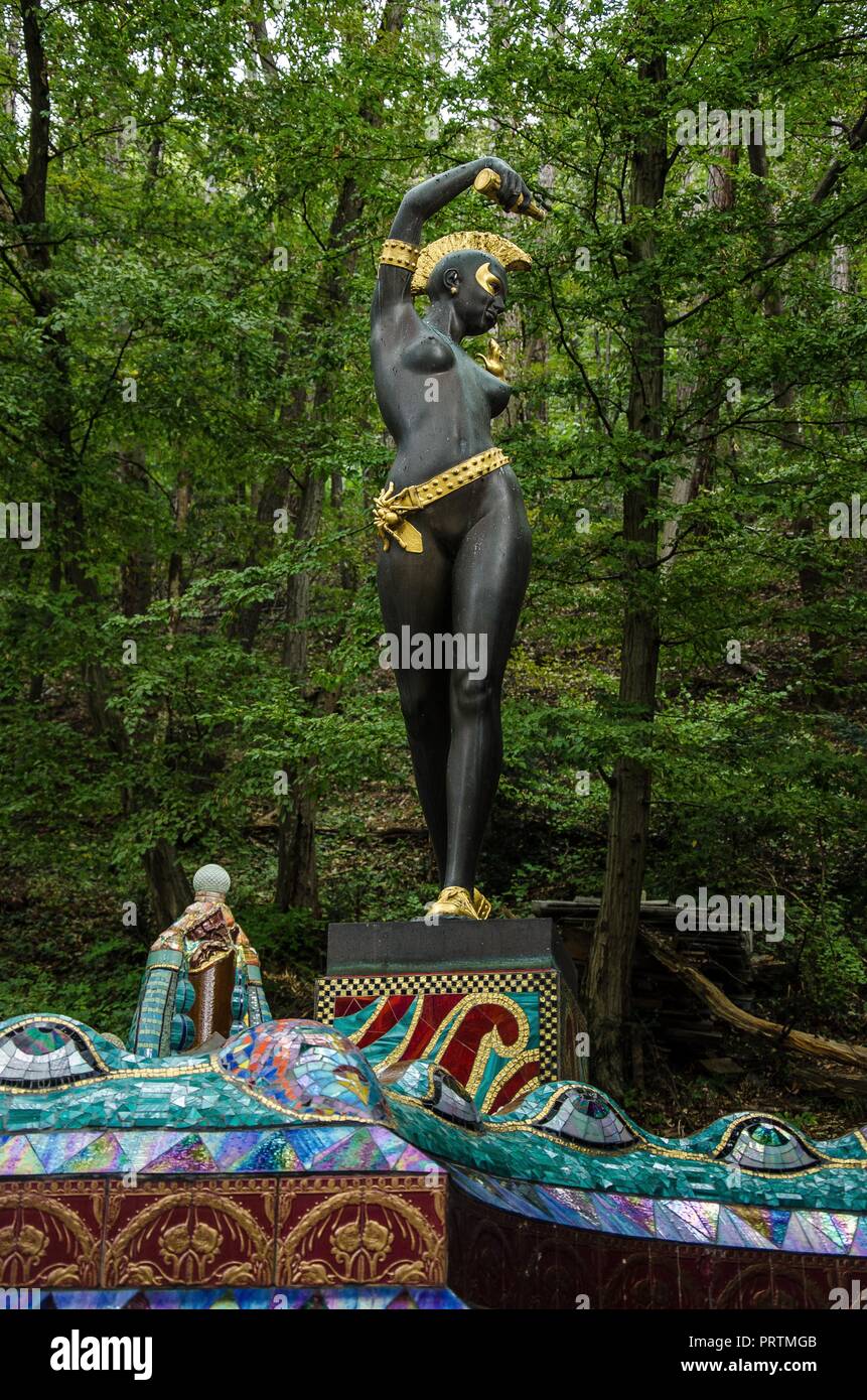 Le opere di Ernst Fuchs, uno dei principali rappresentanti della scuola viennese del Realismo Fantastico, può essere visto nella magnifica villa in stile Art Nouveau Foto Stock