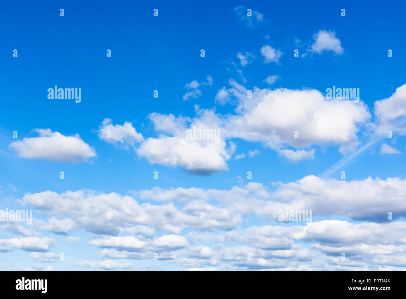 Soffici nuvole nel cielo blu nella soleggiata settembre giornata Foto Stock