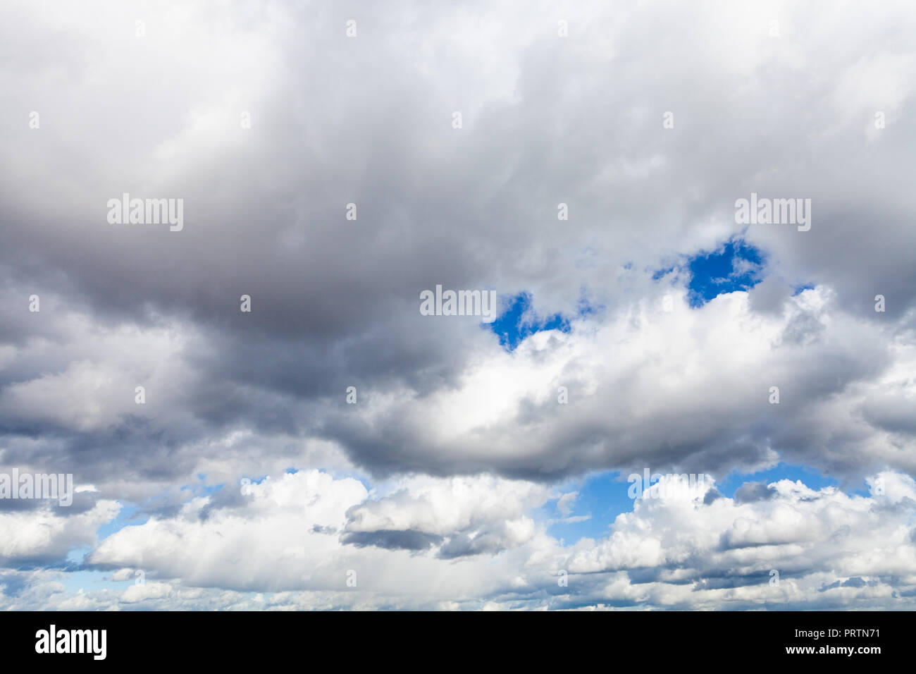 Bassa grandi cumulus nubi nel cielo blu nel pomeriggio di settembre Foto Stock