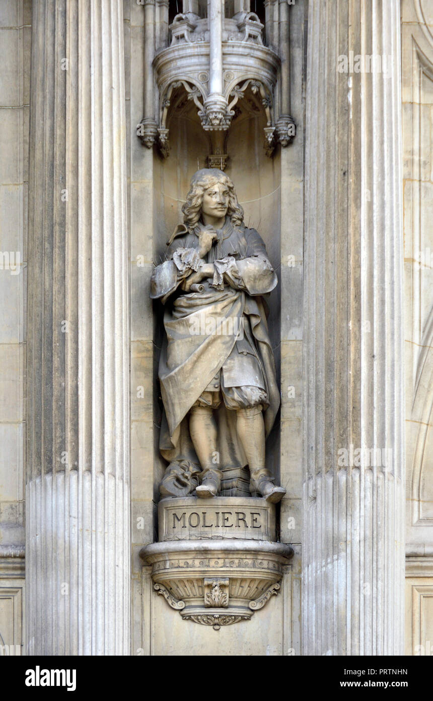 Parigi, Francia. Hotel de Ville - facciata (19thC) Statua: Moliere (Jean-Baptiste Poquelin) drammaturgo francese, attore, poeta (c1662 - 73) Foto Stock