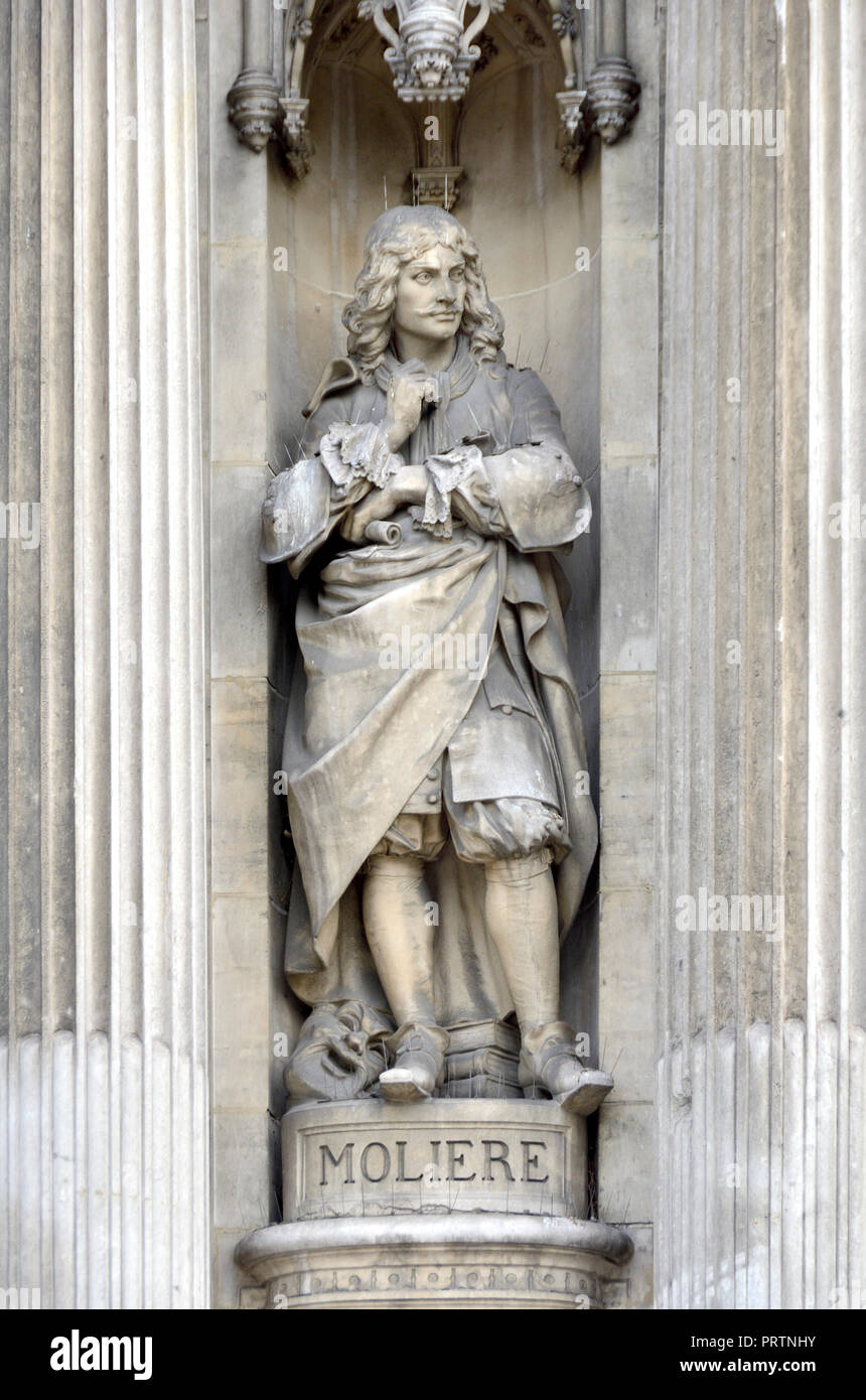 Parigi, Francia. Hotel de Ville - facciata (19thC) Statua: Moliere (Jean-Baptiste Poquelin) drammaturgo francese, attore, poeta (c1662 - 73) Foto Stock