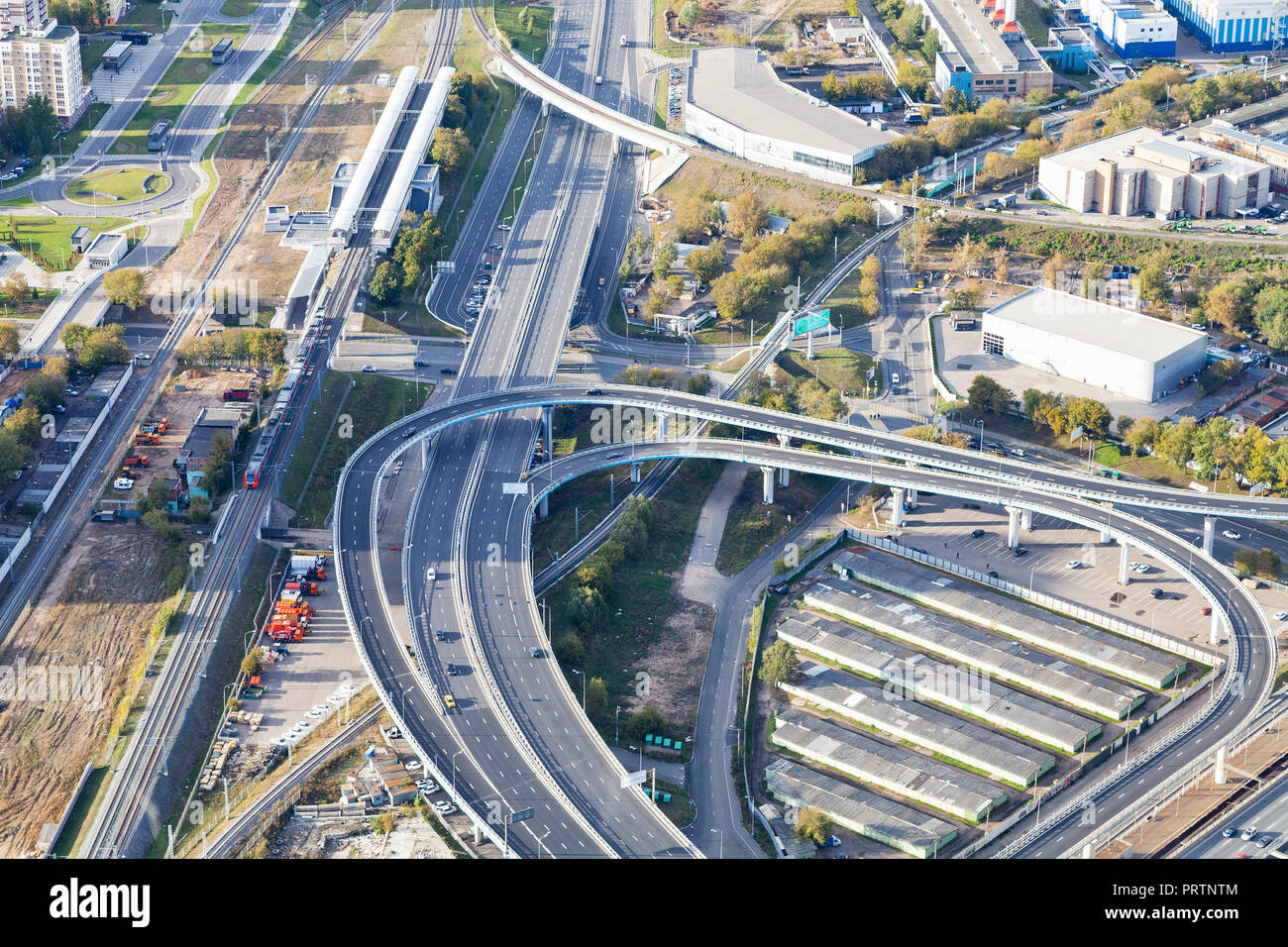 Vista al di sopra del terzo anello stradale e ferroviario cerchio centrale nella città di Mosca dal deck observatation alla sommità della torre OKO in autunno Foto Stock