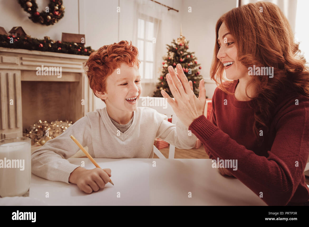 Ritratto di famiglia positivo dando alta cinque Foto Stock