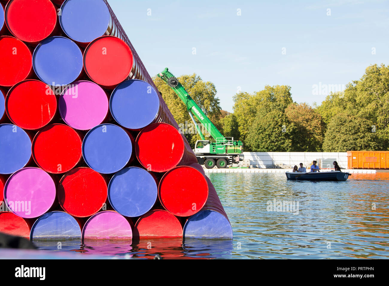 Christo e Jeanne-Claude è la Mastaba di Londra, un 20-metro-alta temporaneo scultura flottante su Londra la serpentina, London, Regno Unito Foto Stock