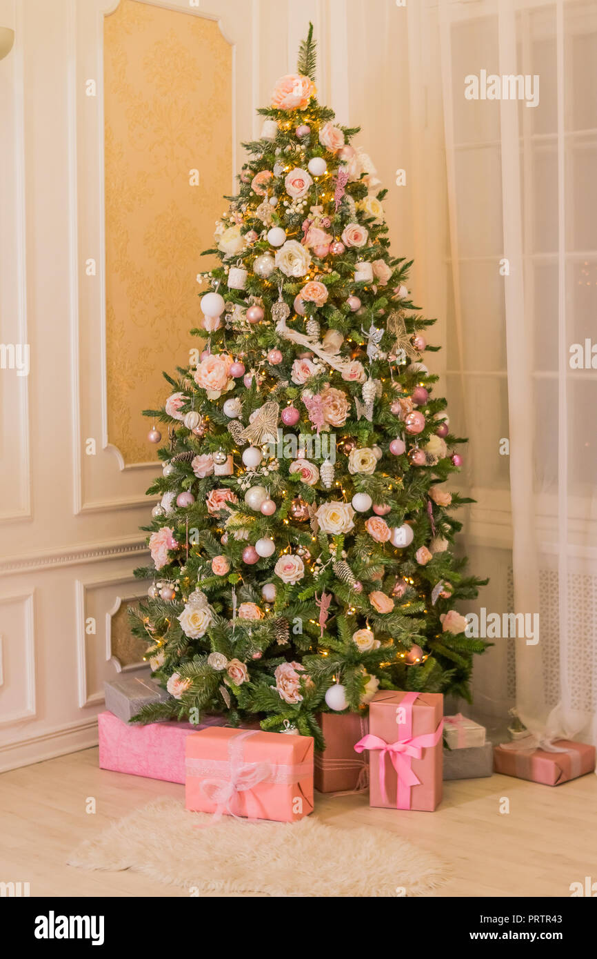 Albero Di Natale Rosa Cipria E Argento.Natale Pastello Elegante Albero Di Natale Con Addobbi E Regali Su Elegante Pavimento In Legno Duro