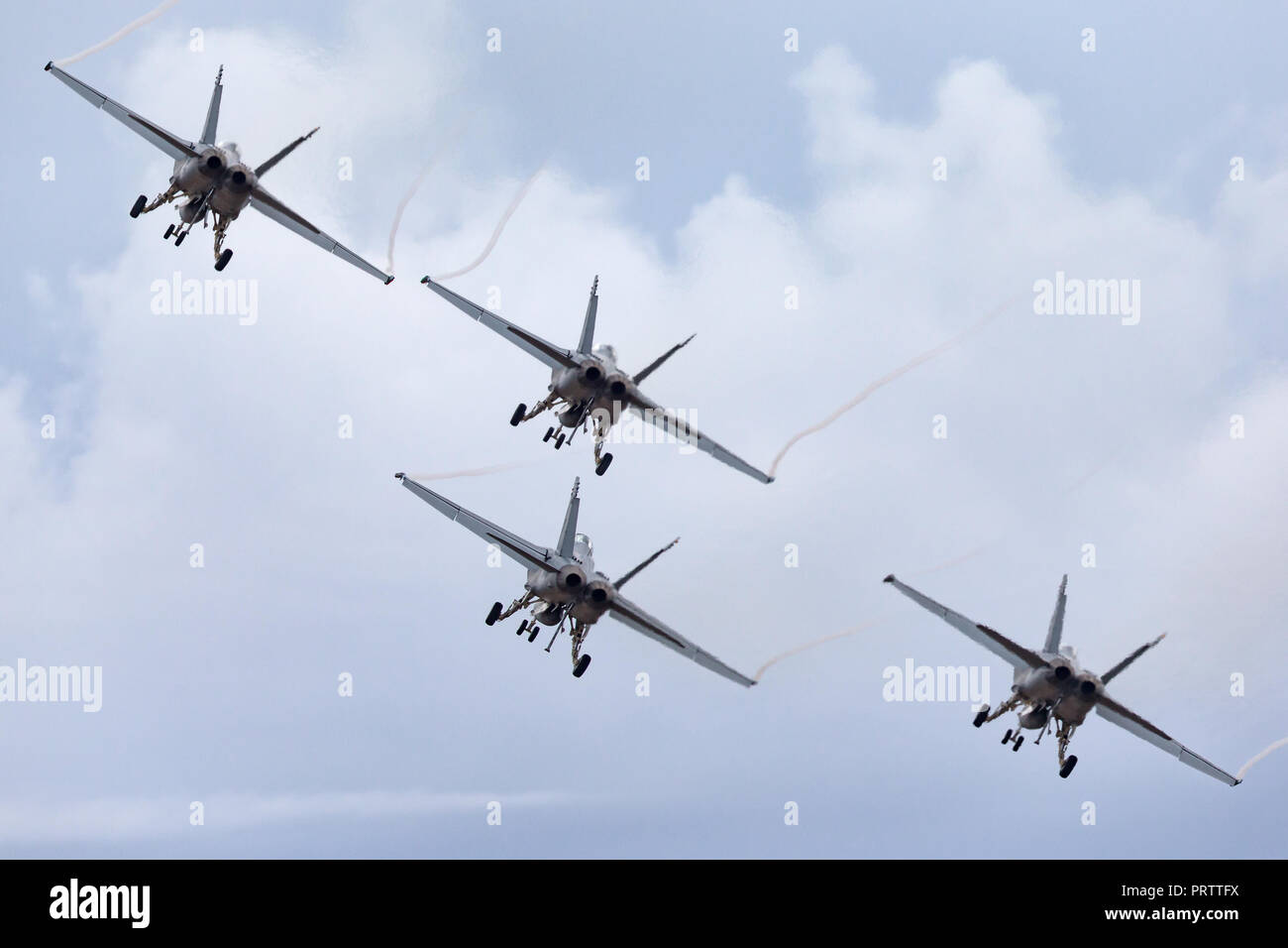 Quattro Royal Australian Air Force (RAAF) Boeing F/A-18F Super Hornet multirole fighter aircraft volare in formazione. Foto Stock