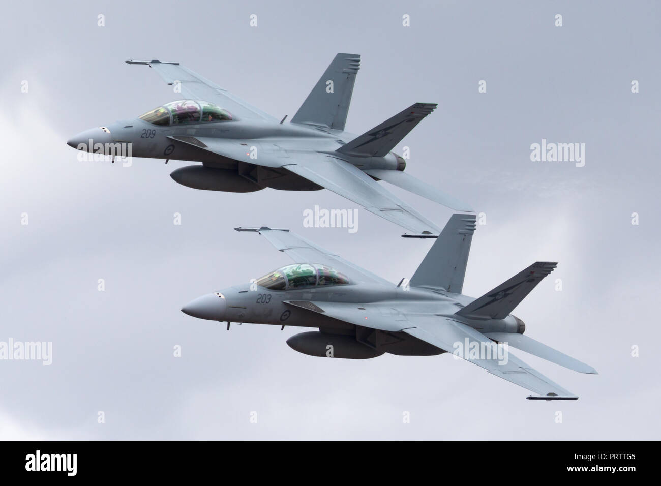 Due Royal Australian Air Force (RAAF) Boeing F/A-18F Super Hornet multirole fighter aircraft volare in formazione. Foto Stock