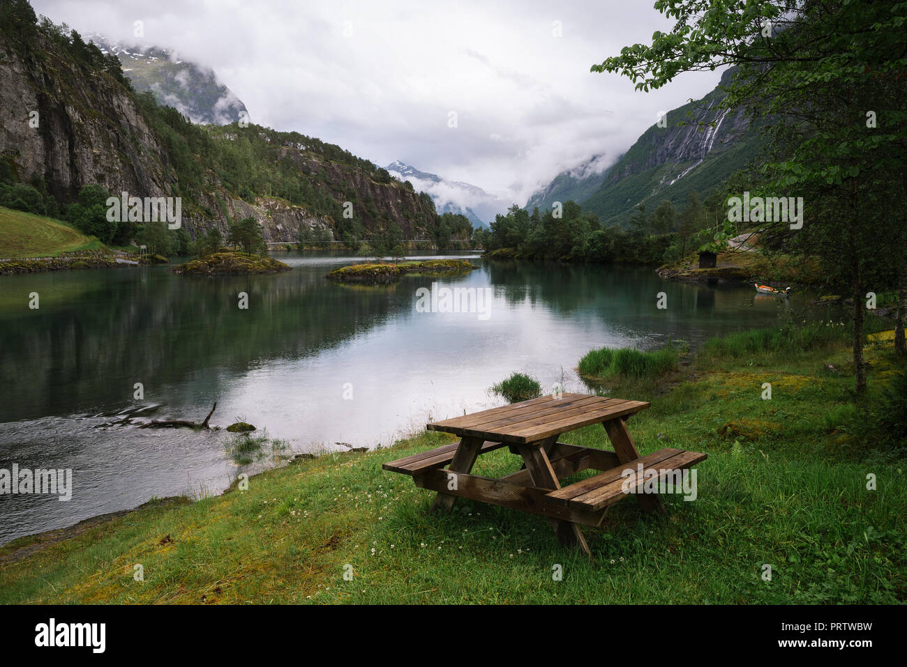 Lago Lovatnet Lodal in valle. Paesaggio panoramico della Norvegia Foto Stock
