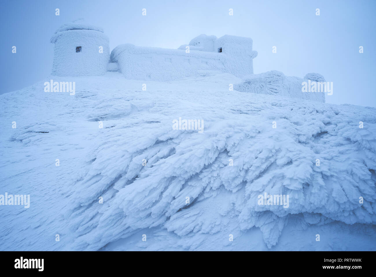 Inverno severo paesaggio. Osservatorio sulla cima della montagna. Il gelo e firn dopo la tempesta di neve. Neve e ghiaccio coprire Foto Stock